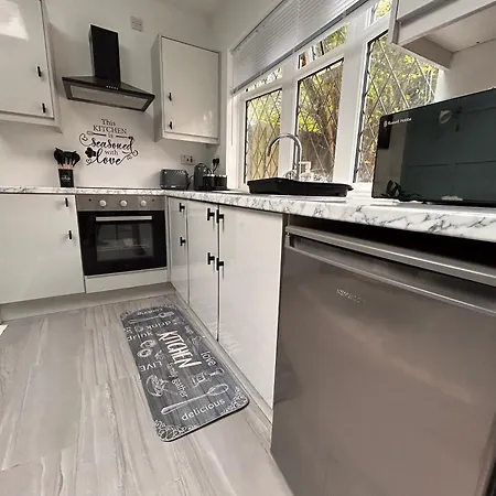 Vibrant Bungalow 2 Bedroom Flat With Secure Private Parking Birmingham Exterior photo