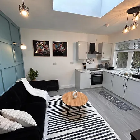 Vibrant Bungalow 2 Bedroom Flat With Secure Private Parking Birmingham Exterior photo