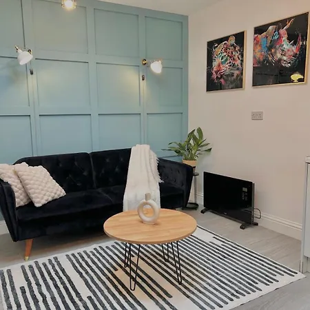Vibrant Bungalow 2 Bedroom Flat With Secure Private Parking Birmingham Exterior photo