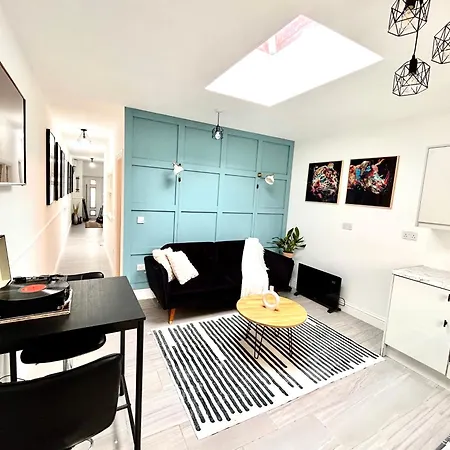 Vibrant Bungalow 2 Bedroom Flat With Secure Private Parking Birmingham Exterior photo