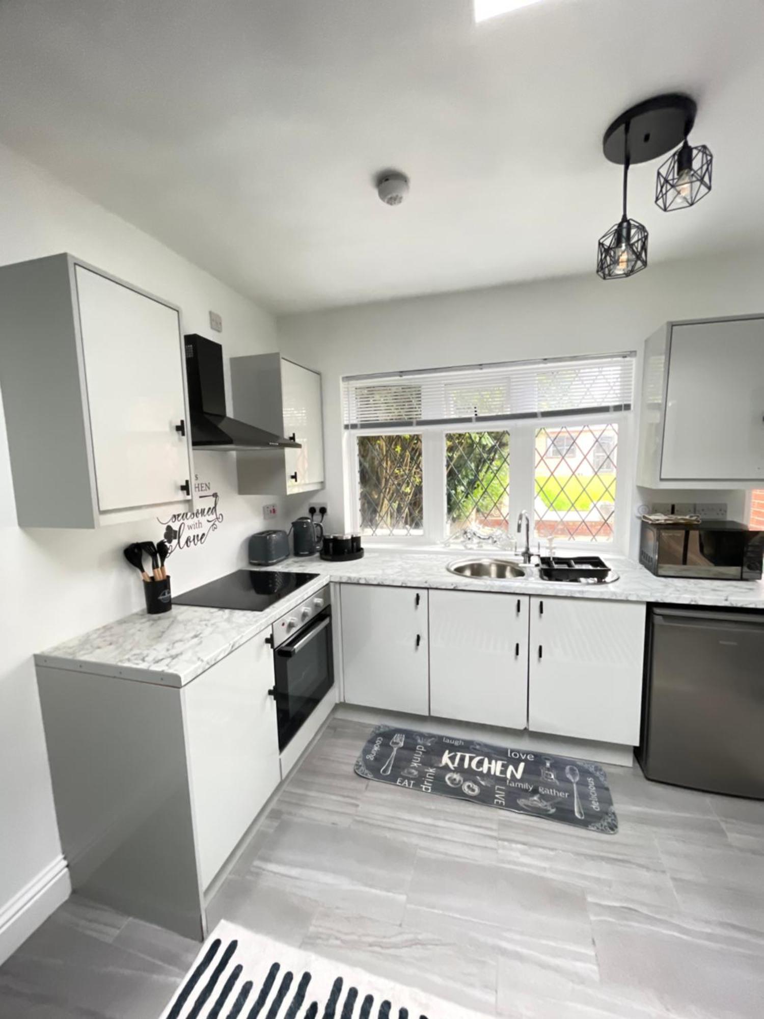 Vibrant 2 Bedroom Flat With Secure Private Parking