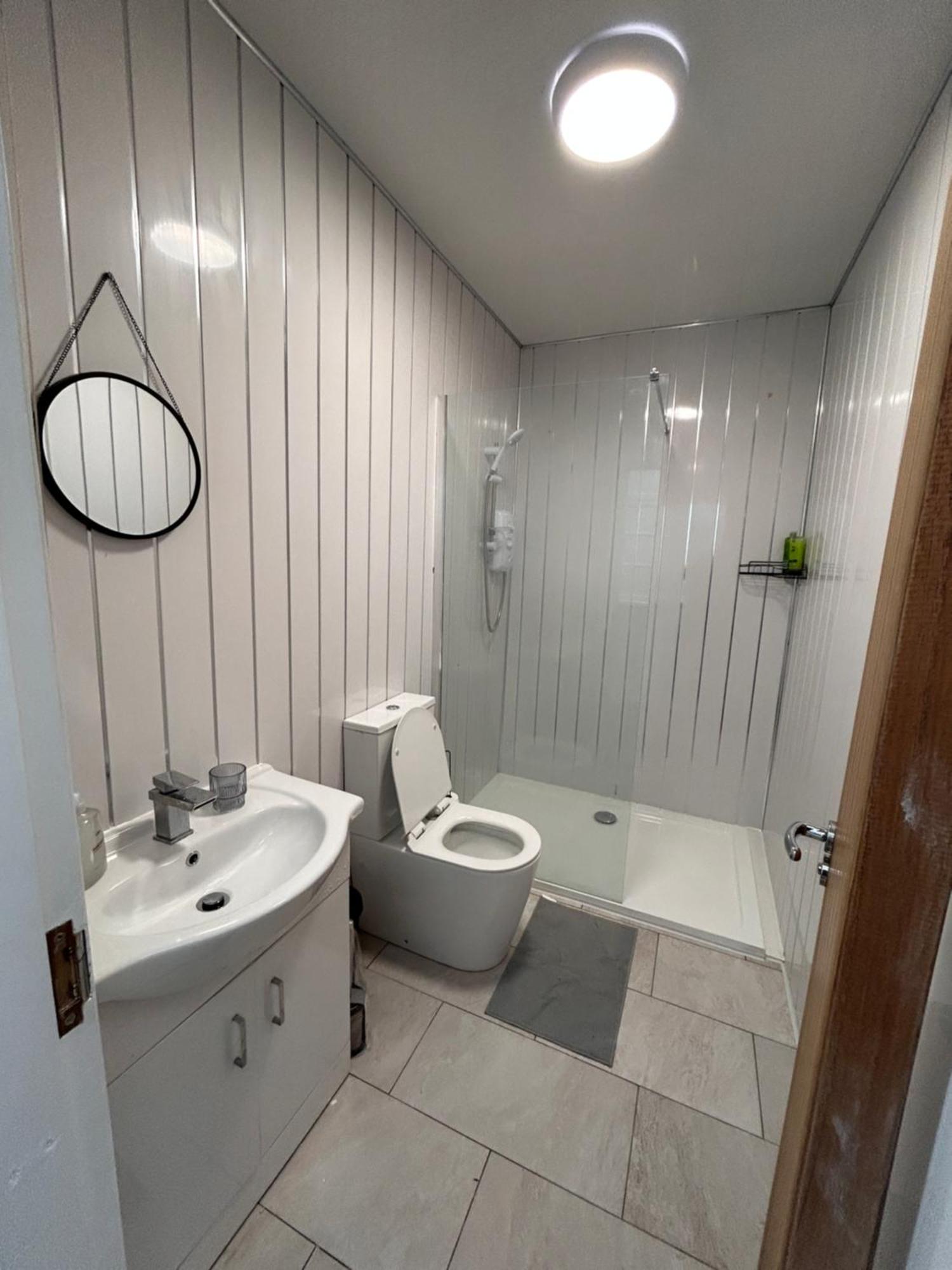 Vibrant 2 Bedroom Flat With Secure Private Parking