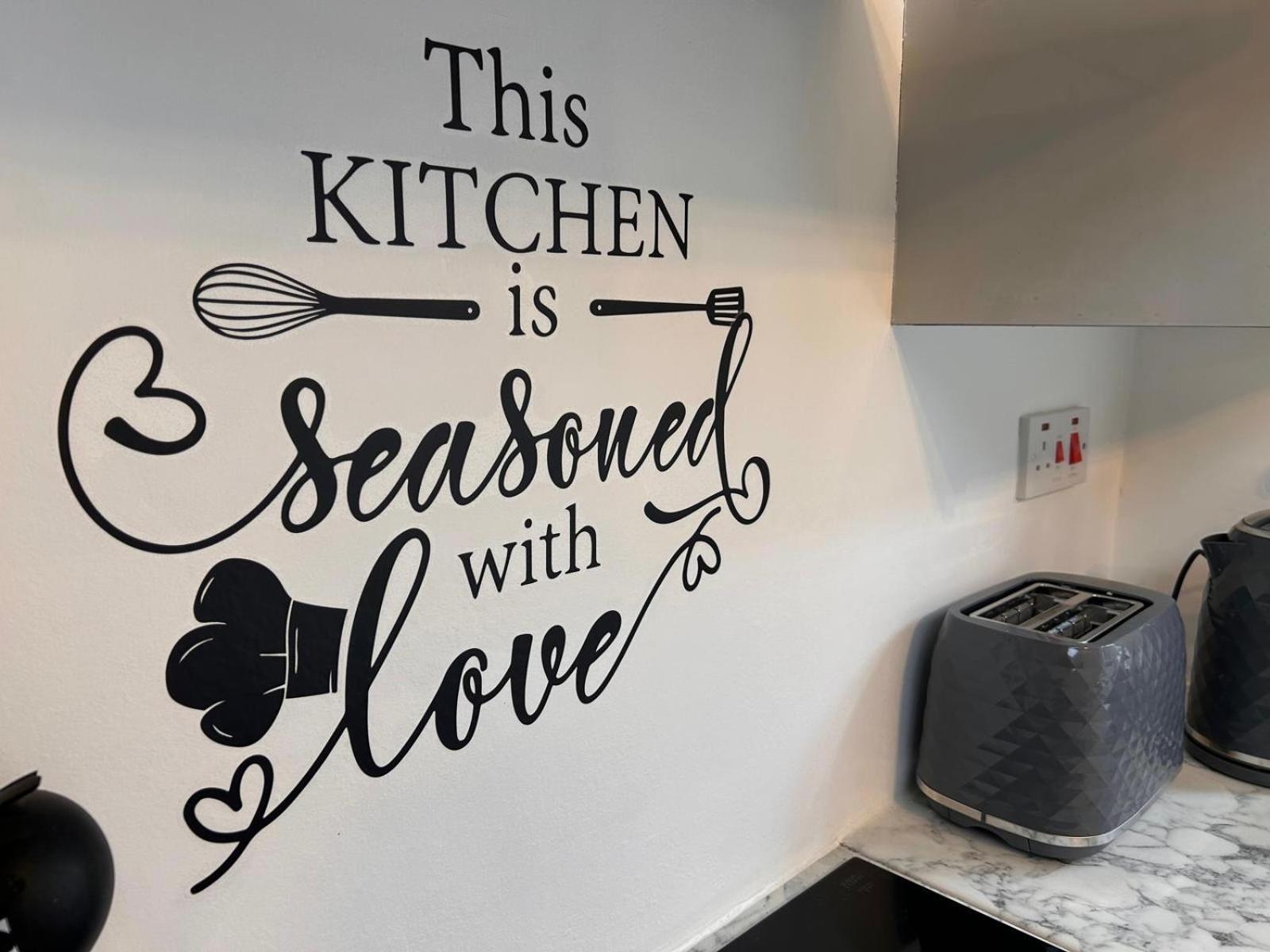Vibrant 2 Bedroom Flat With Secure Private Parking *