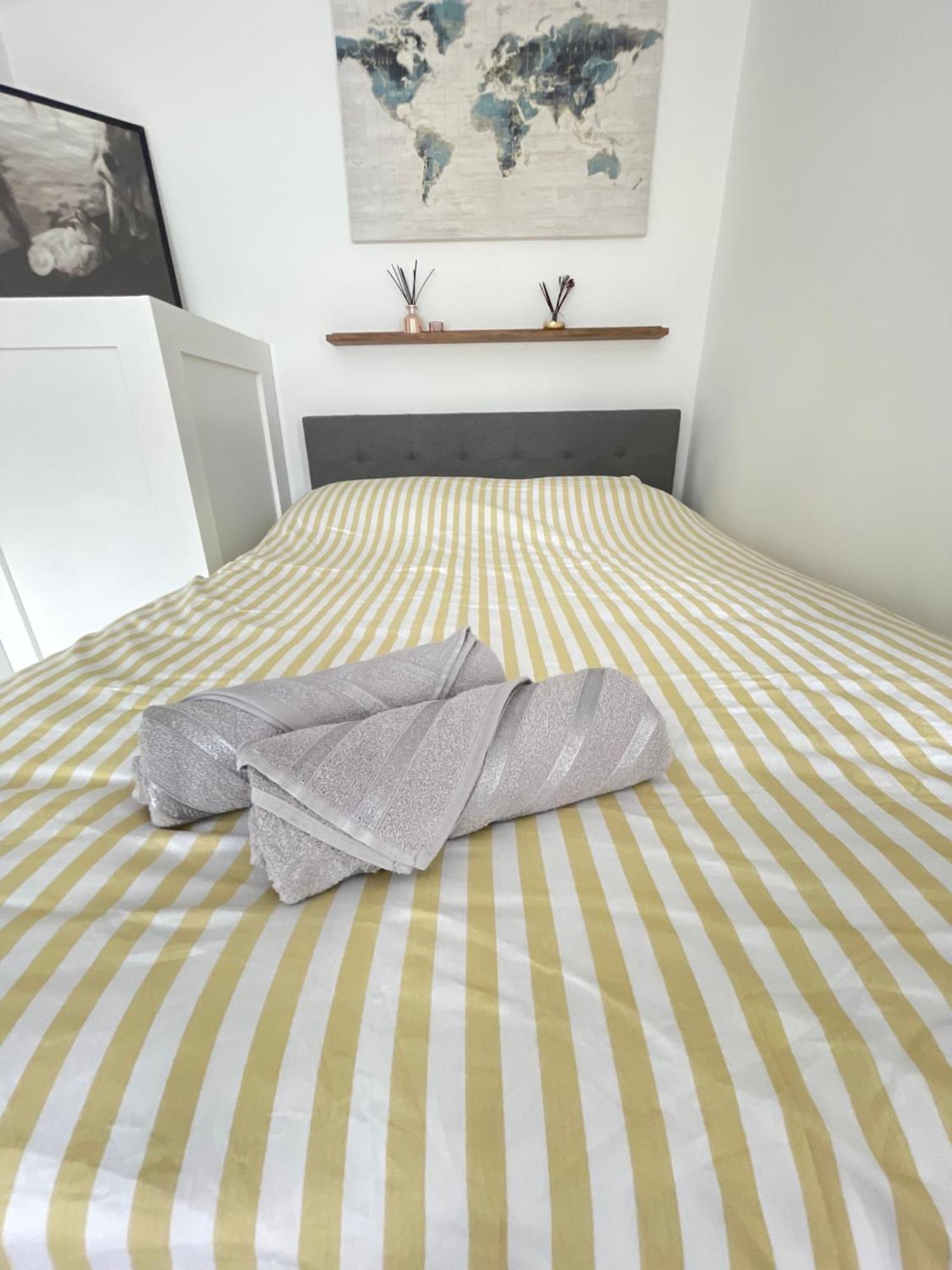 Vibrant 2 Bedroom Flat With Secure Private Parking * Birmingam
