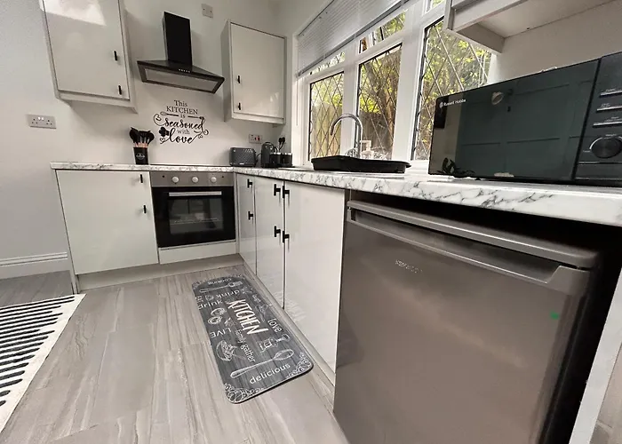 Vibrant Bungalow 2 Bedroom Flat With Secure Private Parking