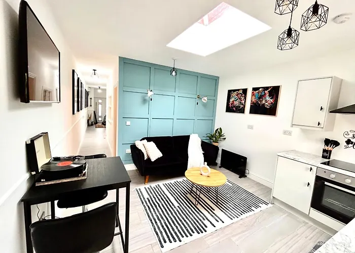 Vibrant Bungalow 2 Bedroom Flat With Secure Private Parking