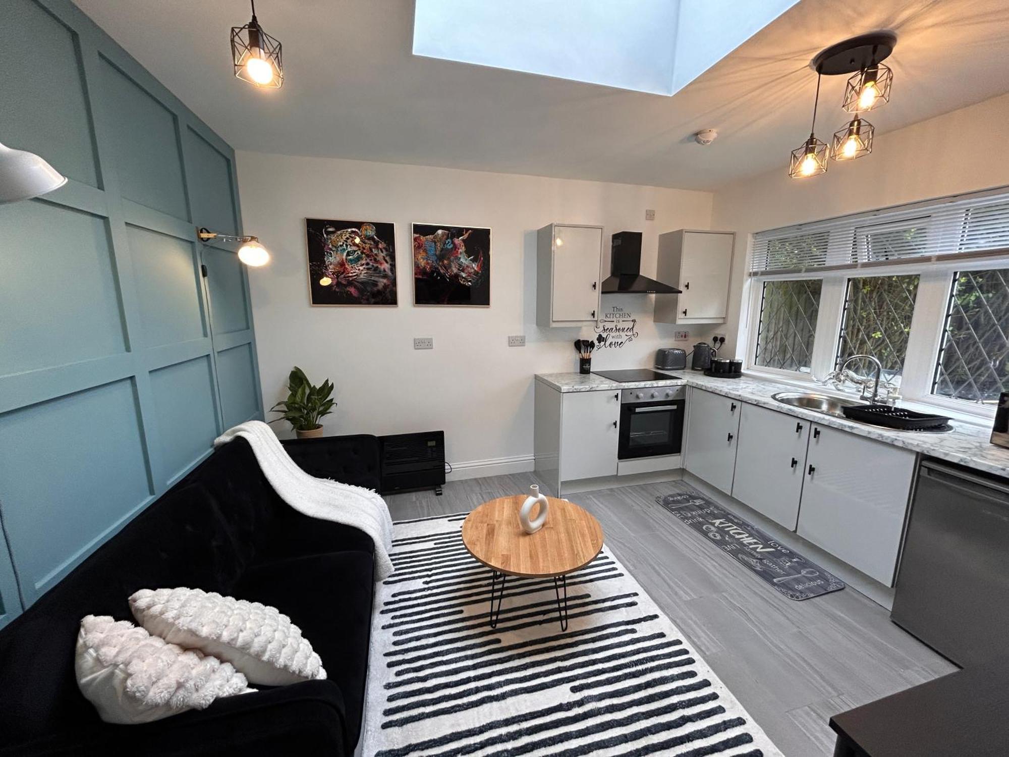 Vibrant 2 Bedroom Flat With Secure Private Parking Birmingham