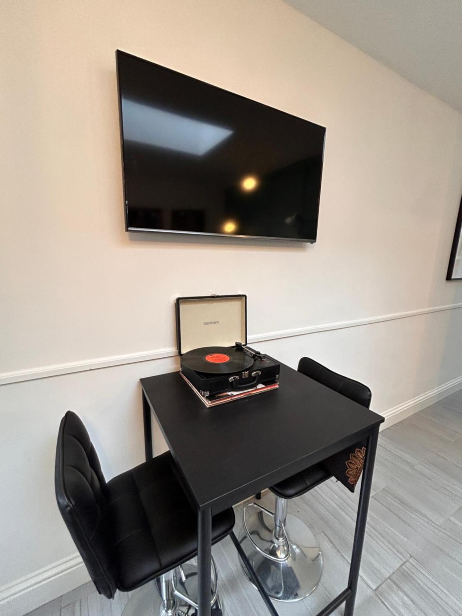 Vibrant 2 Bedroom Flat With Secure Private Parking Birmingham