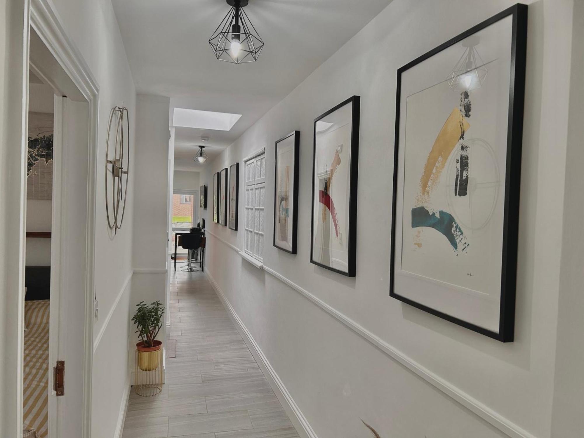 Vibrant 2 Bedroom Flat With Secure Private Parking