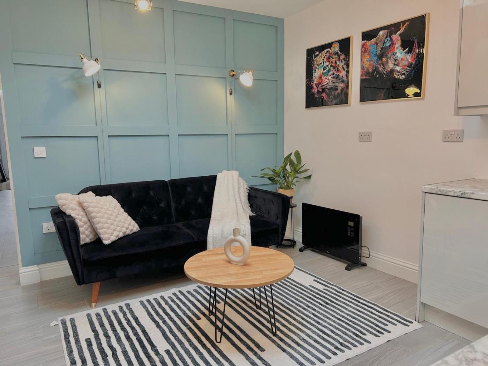 Vibrant 2 Bedroom Flat With Secure Private Parking