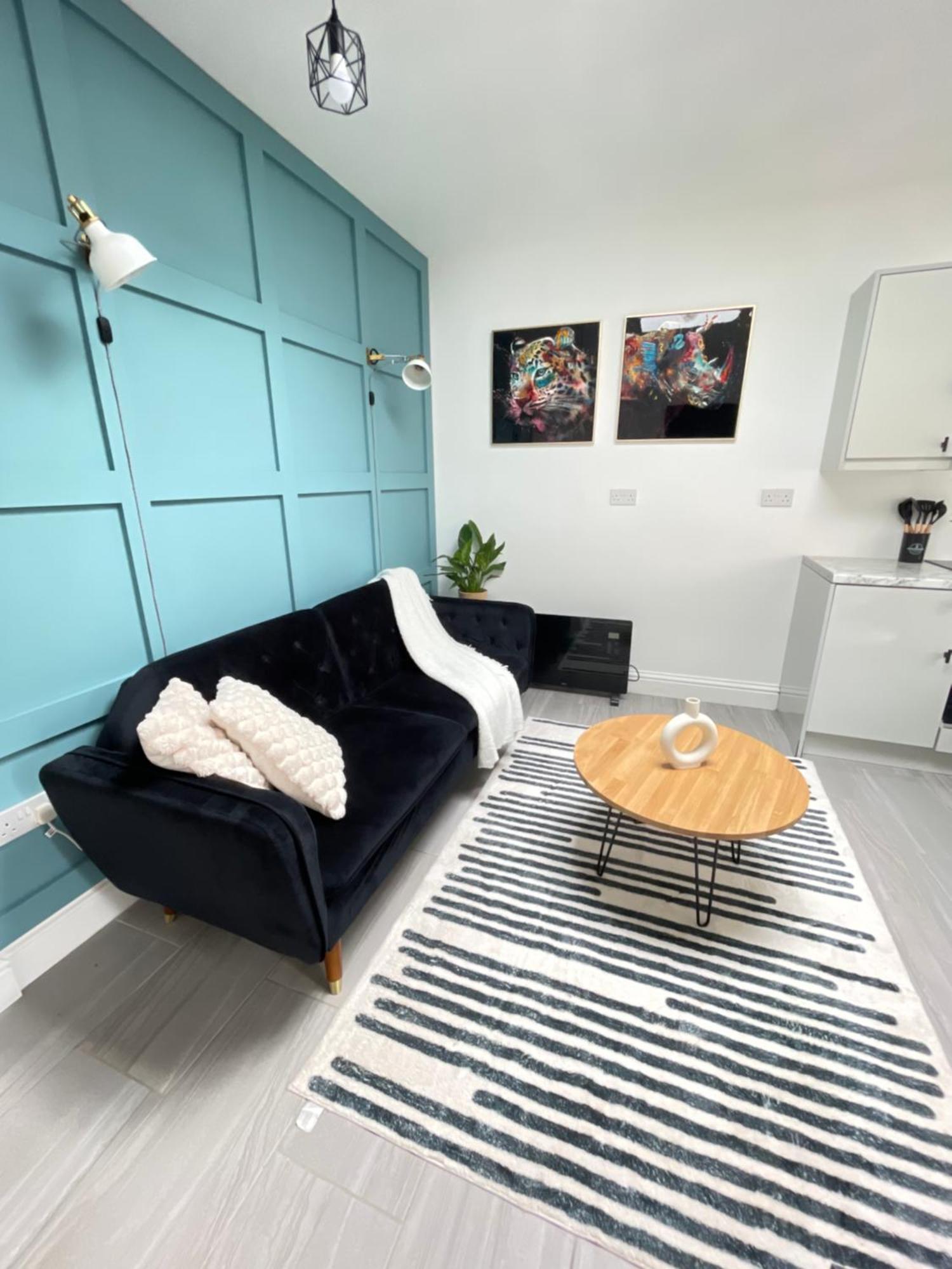 Vibrant 2 Bedroom Flat With Secure Private Parking * Birmingham