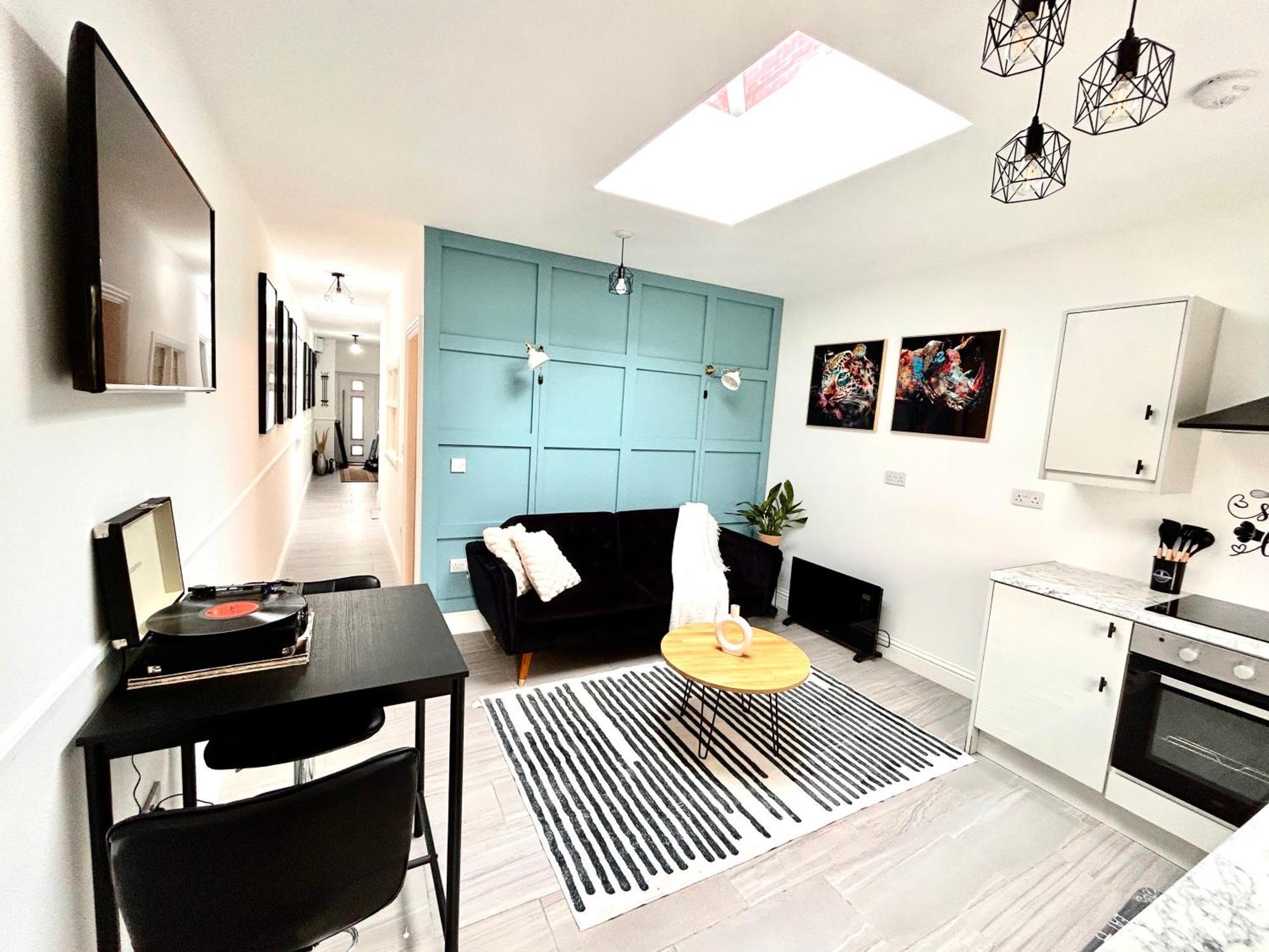 Vibrant 2 Bedroom Flat With Secure Private Parking